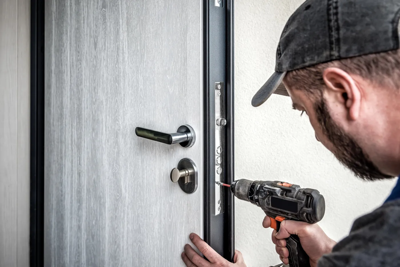 Blindage posé sur une porte d'entrée à Vanves
